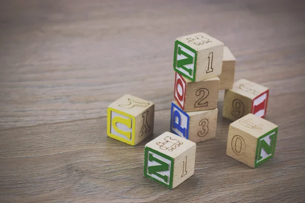 Blocs pour enfants sur un sol en bois — Photo