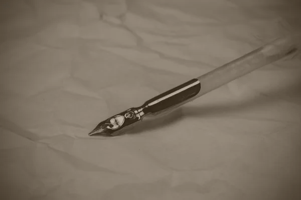 Pírko brk s kovový hrot psacího pera — Stock fotografie