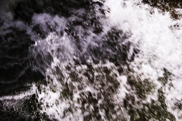 Primo piano dell'acqua sopra una cascata — Foto Stock