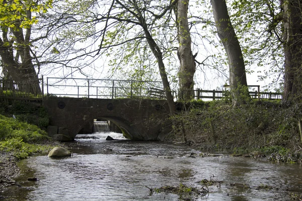 Ponte de pedra sobre o rio Misbourne — Fotografia de Stock