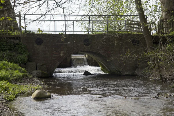Kő-híd a folyón Misbourne — Stock Fotó