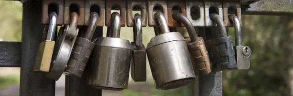 Groupe de cadenas sur une porte — Photo