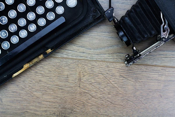 Image aérienne d'une vieille machine à écrire avec appareil photo — Photo