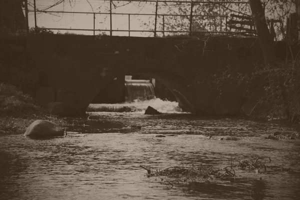 Ponte de pedra sobre o rio Misbourne — Fotografia de Stock