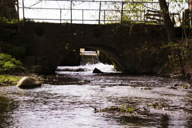 Misbourne Nehri üzerinde taş köprü