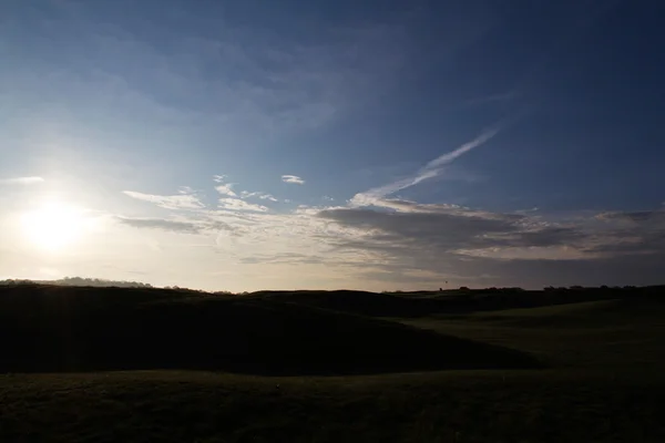 Campo de golfe ao amanhecer com pouca luz — Fotografia de Stock