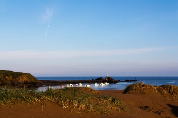 Visa från sanddynerna vid havet i Bude — Stockfoto