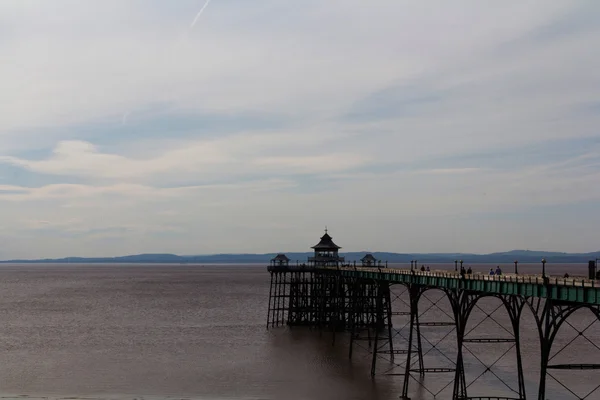 View of the seafront at Clevedon, England. Including the pier. — Stock Photo, Image
