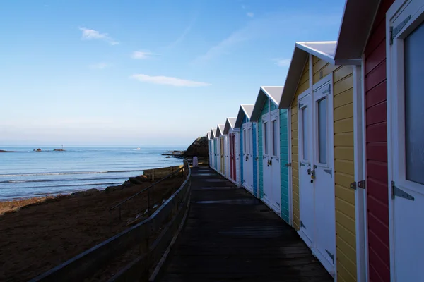 Strandhütten im Morgengrauen am Strand bei Bude, Kornwall — Stockfoto