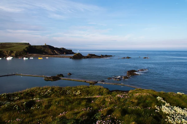 Cornish coastline viewed from the cliff in Bude — Stock Photo, Image