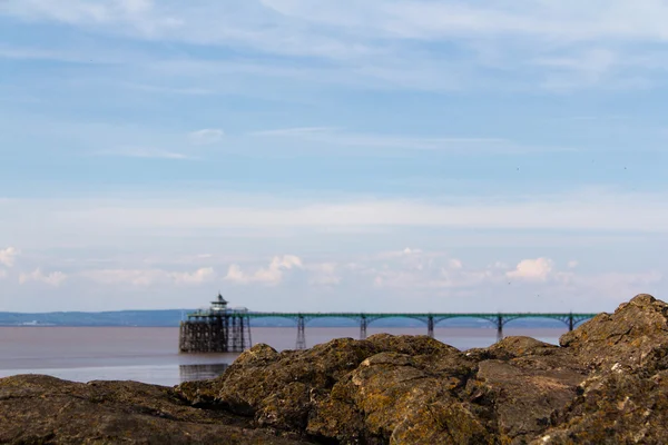Blick über die Felsen am Clevedon-Meer, mit Pier im Hintergrund — Stockfoto