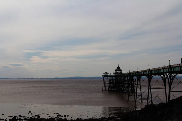 View of the seafront at Clevedon, England. Including the pier. — Stock Photo, Image