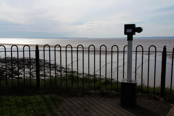 Cannocchiale a moneta affacciato sul lungomare di Clevedon . — Foto Stock