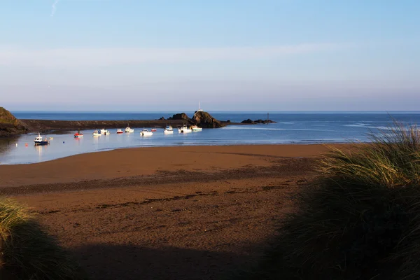 Visa från sanddynerna vid havet i Bude — Stockfoto