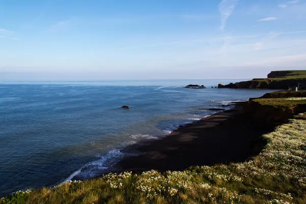 Корнуолльское побережье с обрыва в Бьюде — стоковое фото