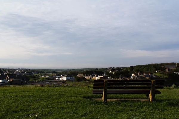 Prázdný stůl nad pohledu na krajinu od Bude, Cornwall — Stock fotografie