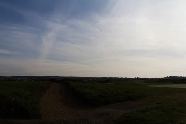 Chemin à travers le parcours de golf tourné à l'aube — Photo