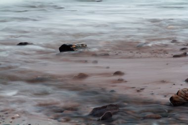 Dalgalar Çakıl Plajı üzerinde. Uzun pozlama.