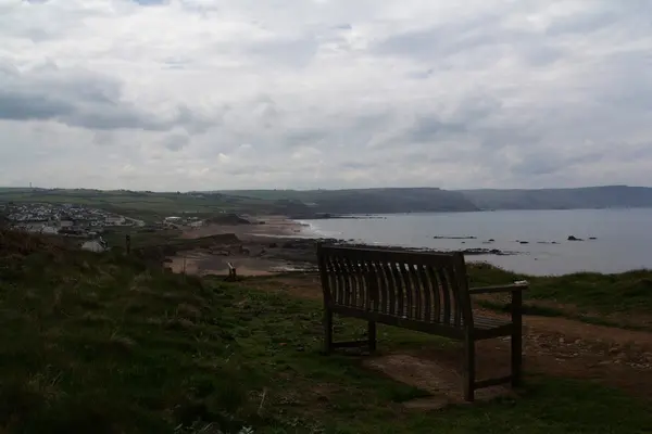 Bänk över den kusten neaar Bude, Cornwall — Stockfoto