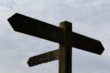 Eski ahşap tabelasını Bude, Cornwall yakınındaki coutry yolda bulundu