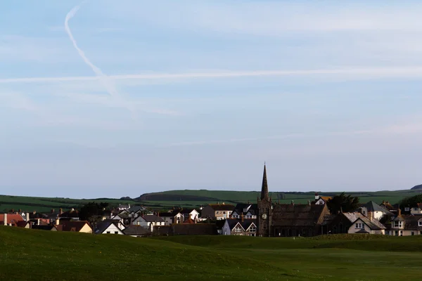 Weergave van een kerk in Bude van de golfbaan — Stockfoto