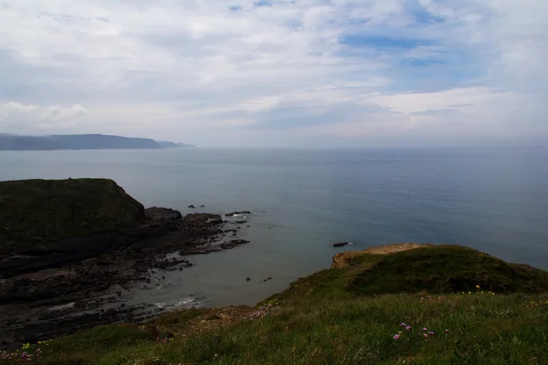 Blick über die Küste in der Nähe der weitläufigen Bucht in Cornwall — Stockfoto