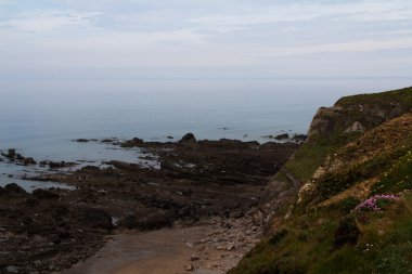 Widemouth Bay ve Bude arasındaki kıyı yolundan görüntülemek