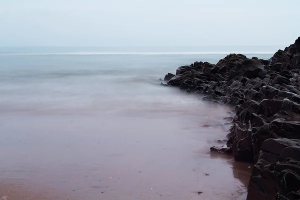 Long exposure shot of the sea coming in — Stock Photo, Image