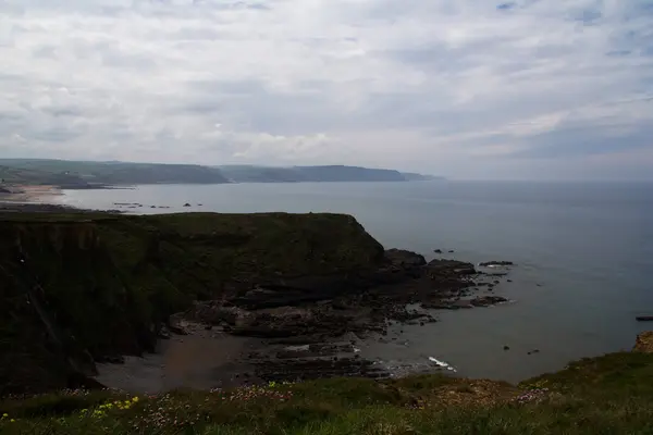 Vista sobre a costa perto da Baía de Widemouth, na Cornualha — Fotografia de Stock