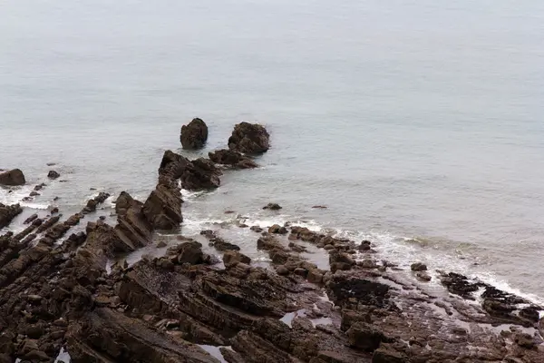 コーンウォールのワイドマウス ・ ベイ近くの海岸を一望します。 — ストック写真