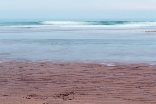 Tiro de larga exposición de la playa en Bude — Foto de Stock