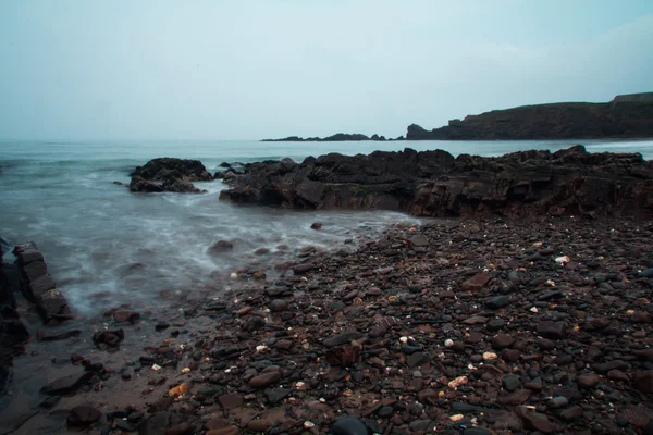 Довгий експозиційний знімок моря, що надходить — стокове фото