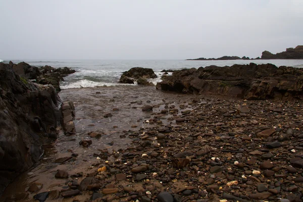 Fale po skałach na plaży — Zdjęcie stockowe
