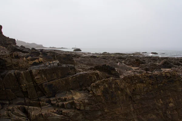 Skały na brzegu w Bude Cornwall — Zdjęcie stockowe