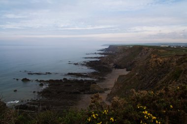 Widemouth Bay ve Bude arasındaki kıyı yolundan görüntülemek