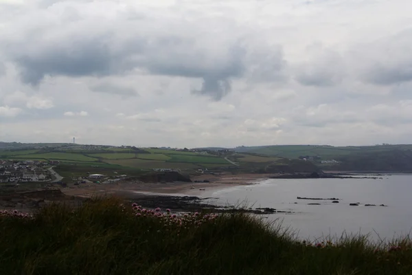 Uitzicht over de kustlijn in de buurt van Bude in Cornwall — Stockfoto