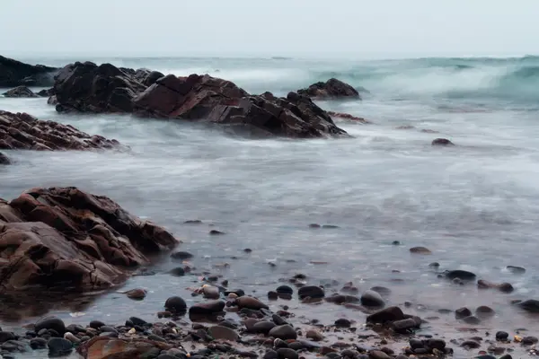 Long exposure shot of the sea coming in — Stock Photo, Image