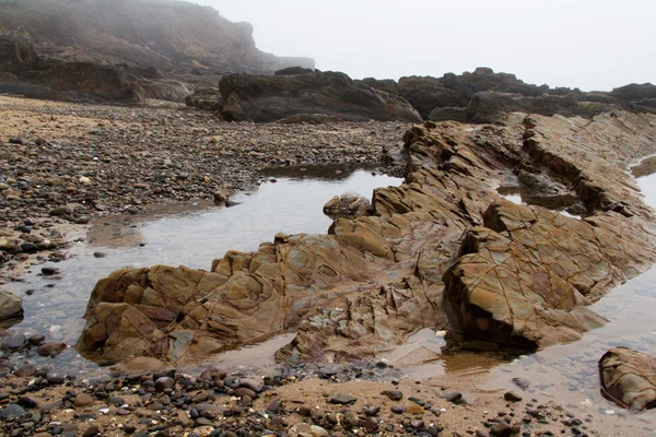 Вода, оставленная в скалах во время отлива — стоковое фото