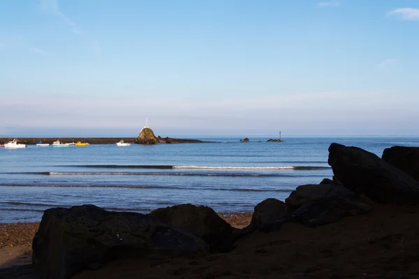 Uitzicht vanaf het strand bij Bude in Cornwall — Stockfoto