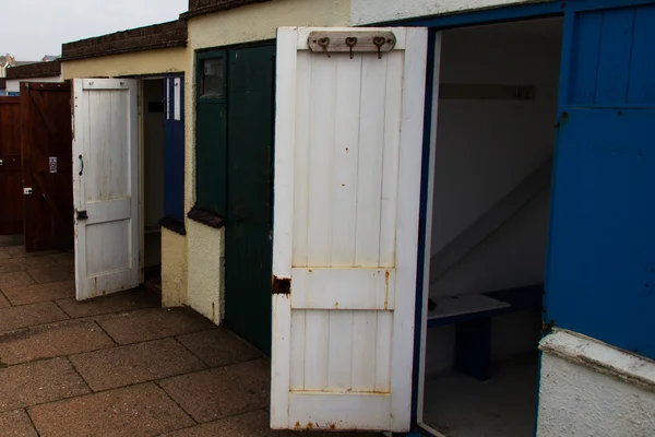 Vecchie capanne in disuso sul lungomare di Bude — Foto Stock