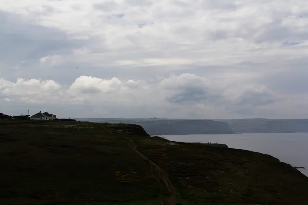 Вид з прибережних стежок між Widemouth затокою і Bude — стокове фото