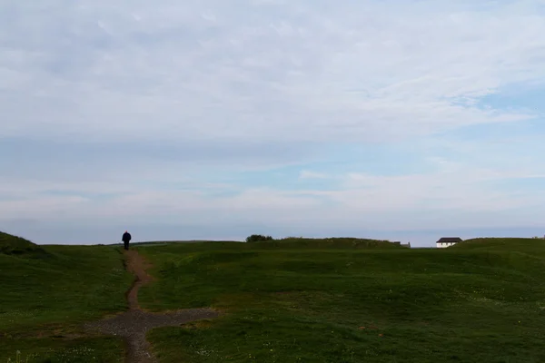 Camino a través del campo de golf tiro al amanecer — Foto de Stock