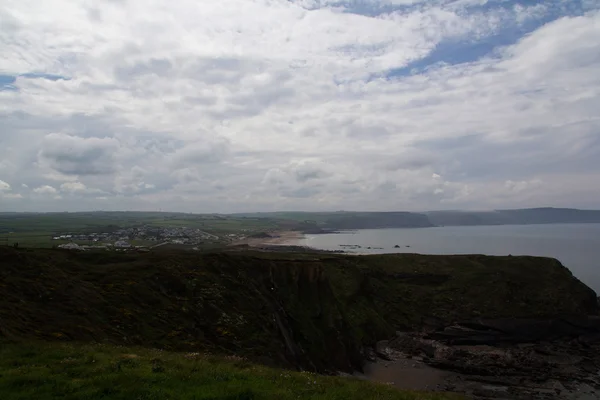 Nézd át a tengerpart közelében Widemouth Bay Cornwall — Stock Fotó