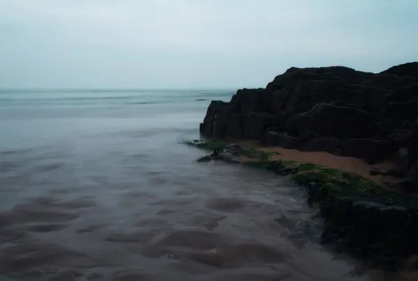 Larga exposición tiro del mar que viene en — Foto de Stock