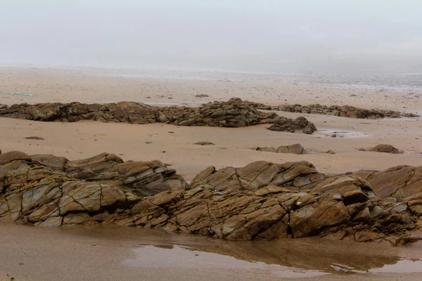 El agua quedó varada en las rocas por la marea baja — Foto de Stock
