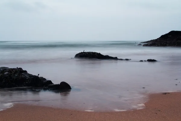 Long coup d'exposition de la mer entrant — Photo