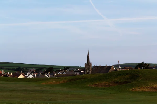 Vista de una iglesia en Bude desde el campo de golf — Foto de Stock