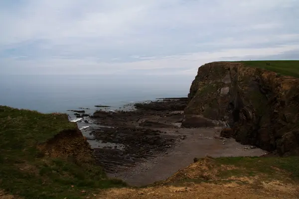 Вид з прибережних стежок між Widemouth затокою і Bude — стокове фото