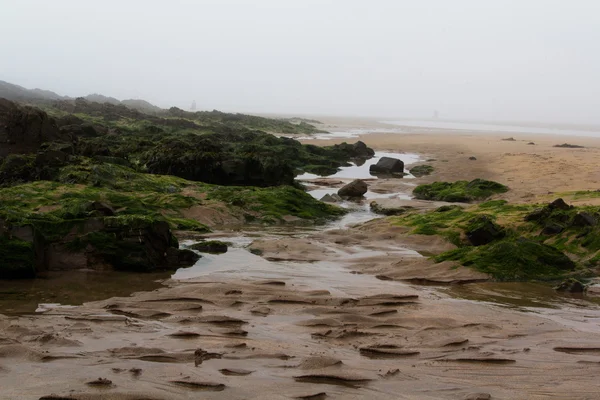 Eau laissée échouée dans les rochers par marée basse — Photo