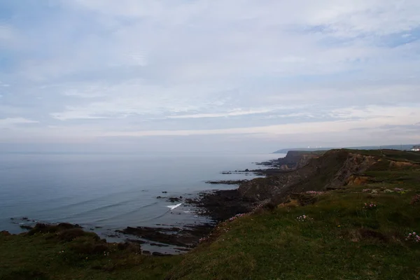 Uitzicht vanaf de kust pad tussen Widemouth Bay en Bude — Stockfoto